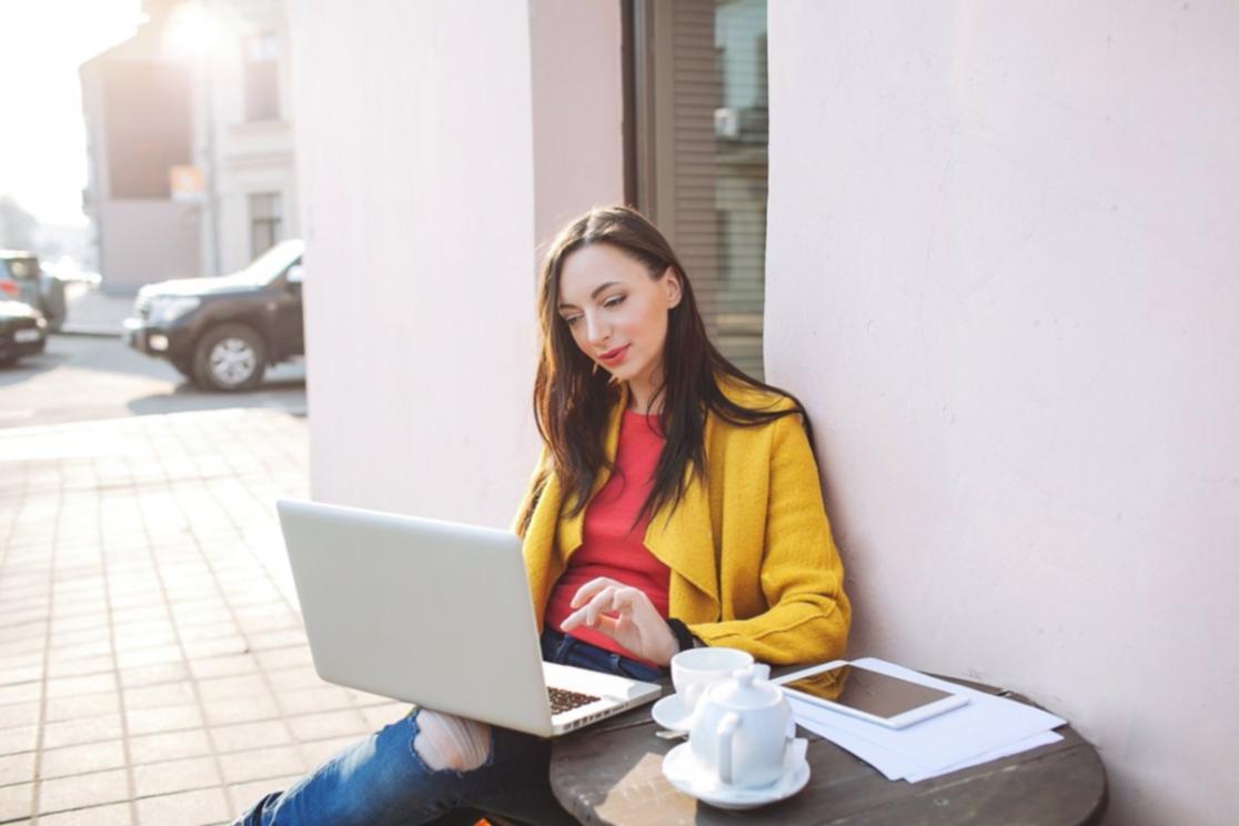 Etkileşimli webinar platformu arayüzü ve katılım araçları